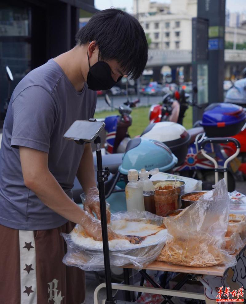 年轻人下班路边摊放空发呆场景
