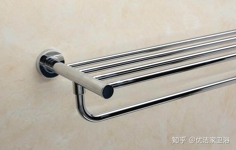 卫生间304不锈钢与201不锈钢毛巾架锈迹对比图