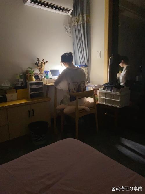 数字游民深夜在民宿床上加班