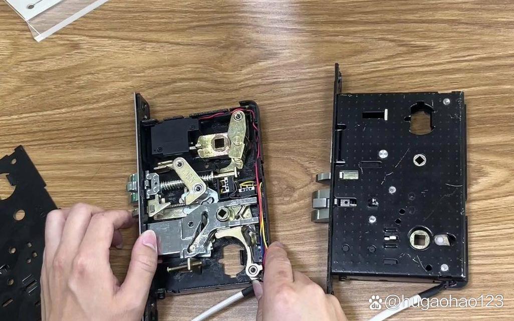 家用智能锁内部半导体指纹识别模块拆解图