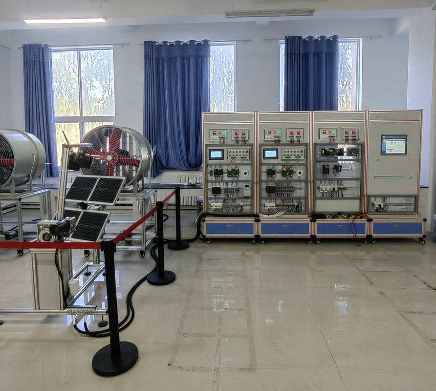 高校新能源专业实训课上学生在操作模拟设备