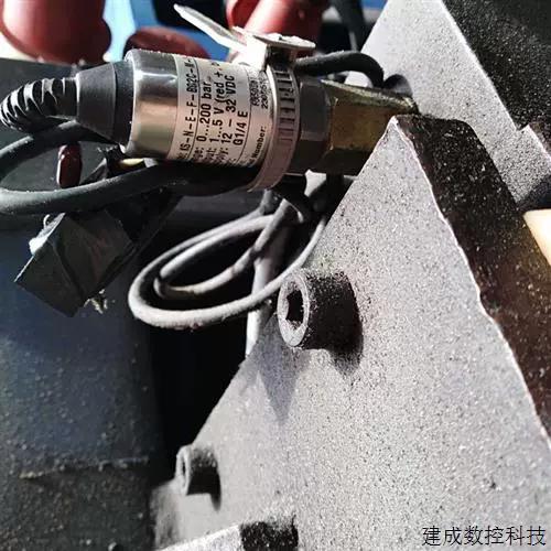 注塑机传感器安装现场