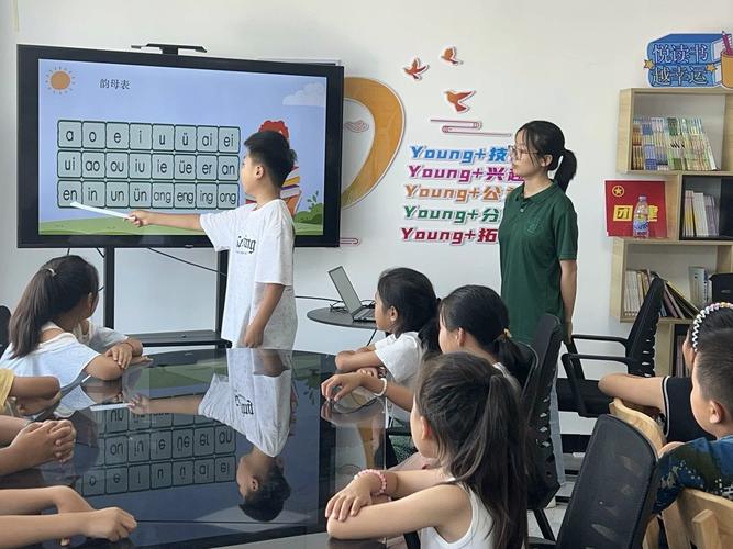 小学识字课堂拼音教学场景