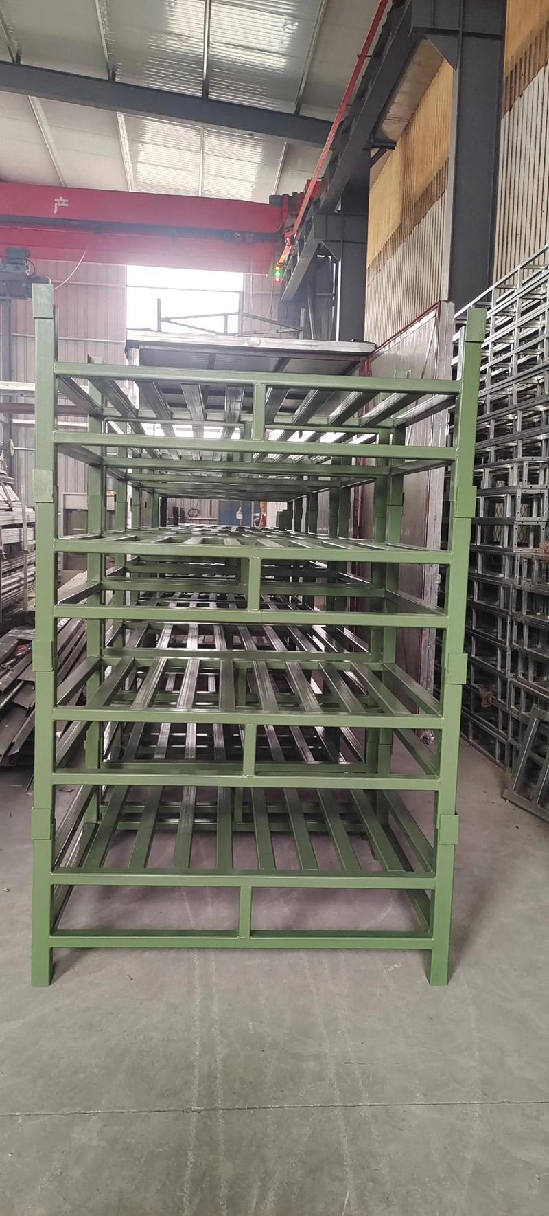 车间里堆满报废治具的铁架