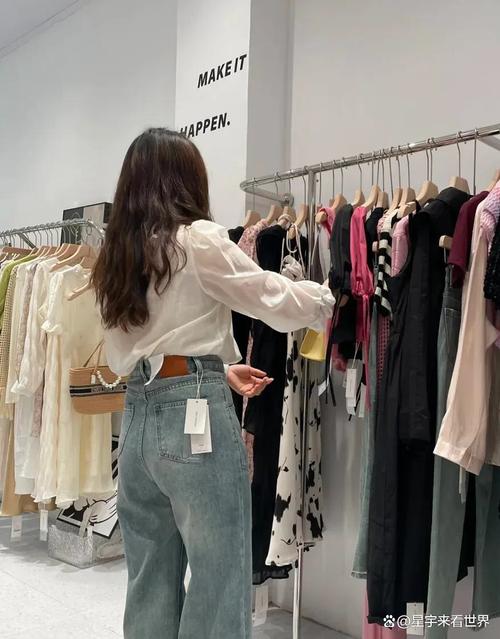 商场暖光试衣镜前站着挑衣服的顾客实拍