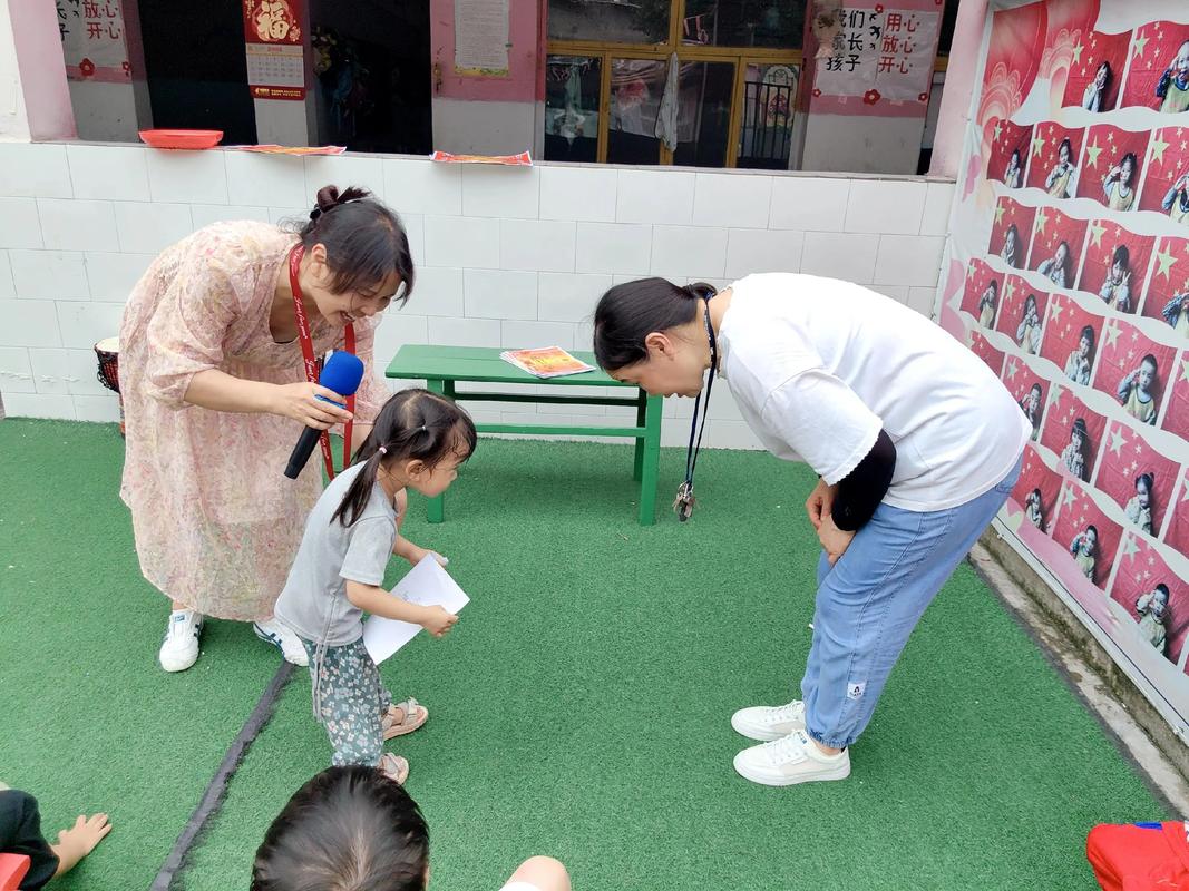 小班化教学课堂互动教师弯腰指导