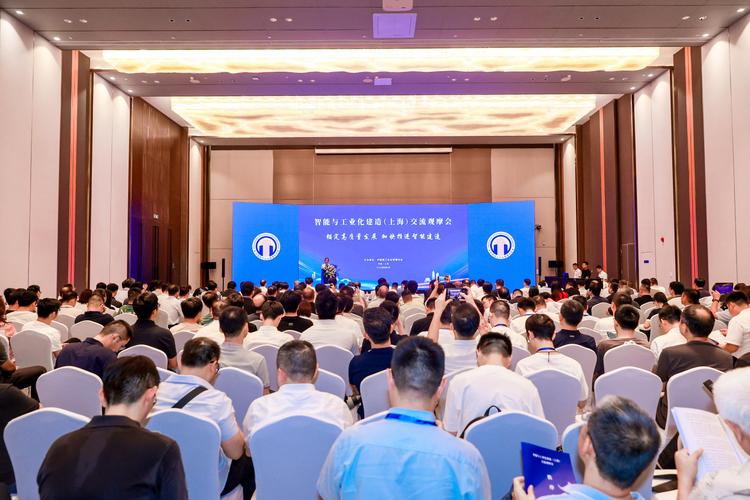 工业展会现场工程师对接交流场景