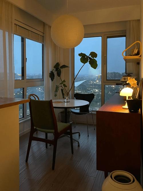 南方梅雨季紧闭门窗的居家客厅场景