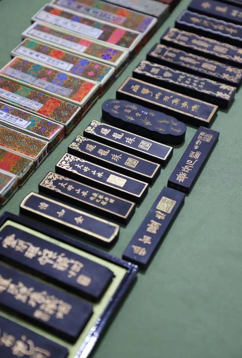 歙县老胡开文墨厂徽墨陈烟陶缸