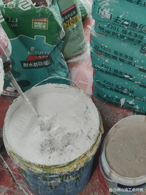 腻子粉施工现场兑胶水与成品对比