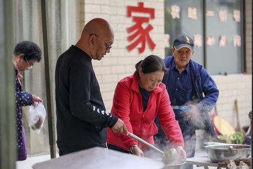 老工厂家属院门口夫妻吵架买卤味场景