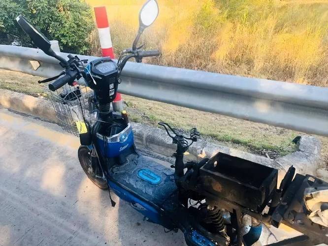 被拆除限速装置的改装电动自行车在城市道路上行驶