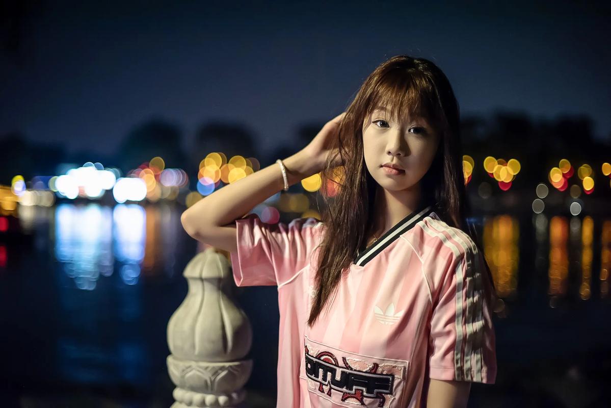 夜景人像利用环境光和补光棒拍摄示例