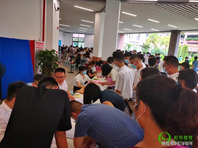 2026年秋季大学新生缴费窗口家庭办理学费手续场景