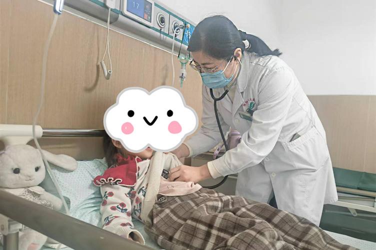 婴儿穿着呼吸监护仪的示意图