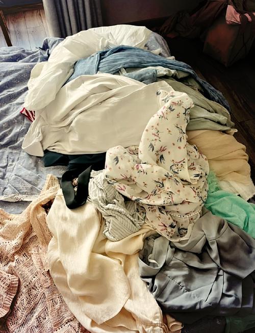 塞满旧衣服的衣柜断舍离前
