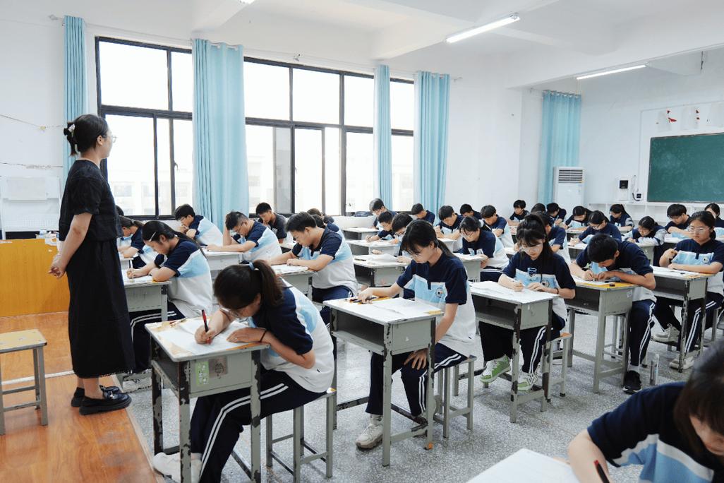高中教室学业水平考试合格考备考场景