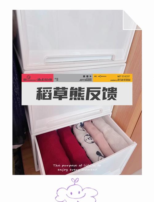毛衣卷叠收纳进抽屉实景图