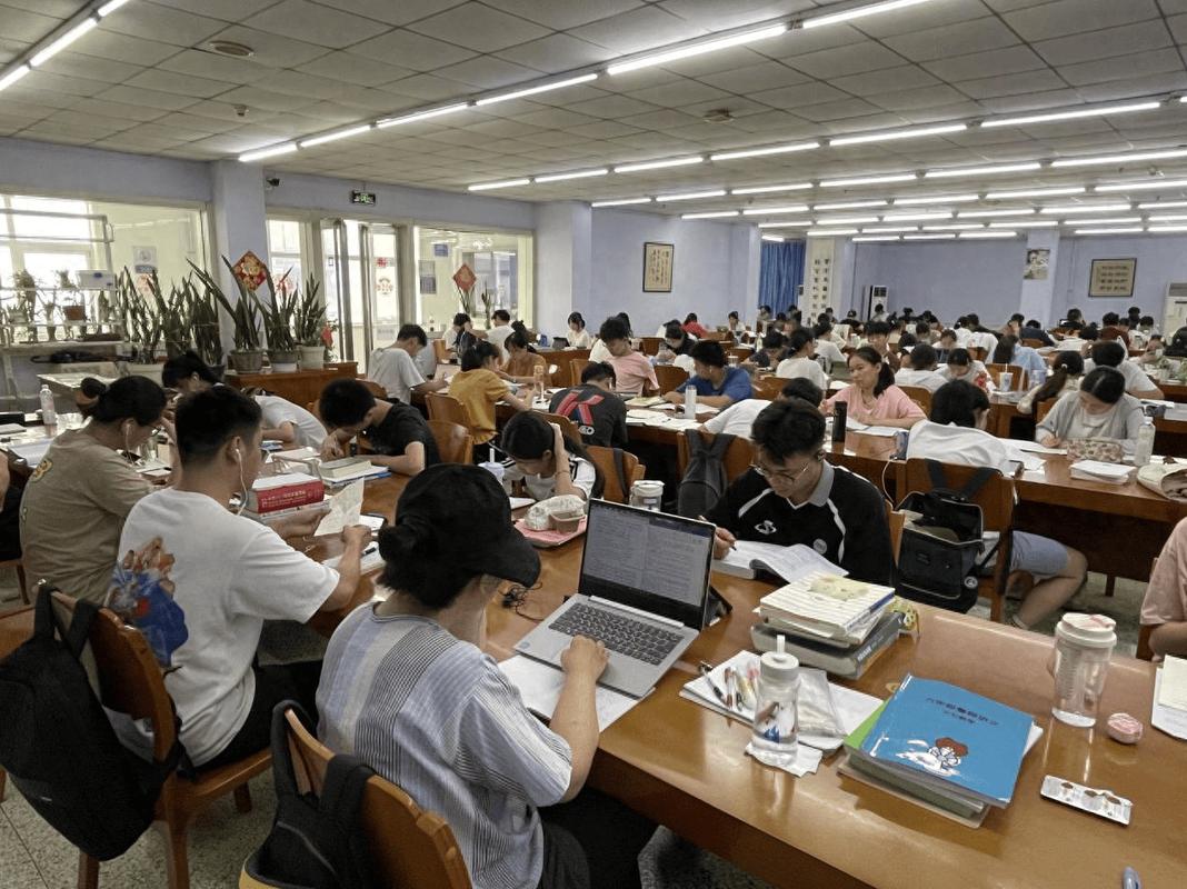 985高校图书馆大学生备考刷绩点场景