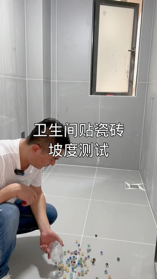 装修师傅用水平尺检查卫生间地漏坡度