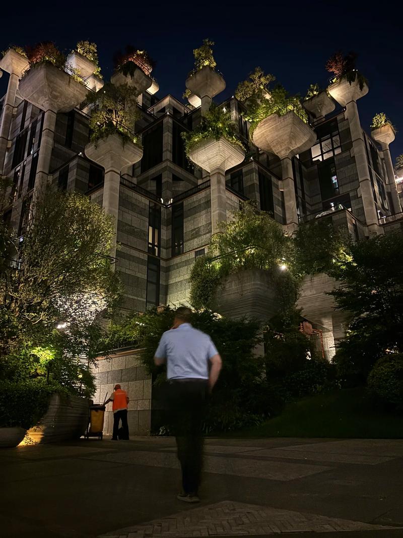 城市社区两栋高楼之间悬挂的孤独秋千夜景