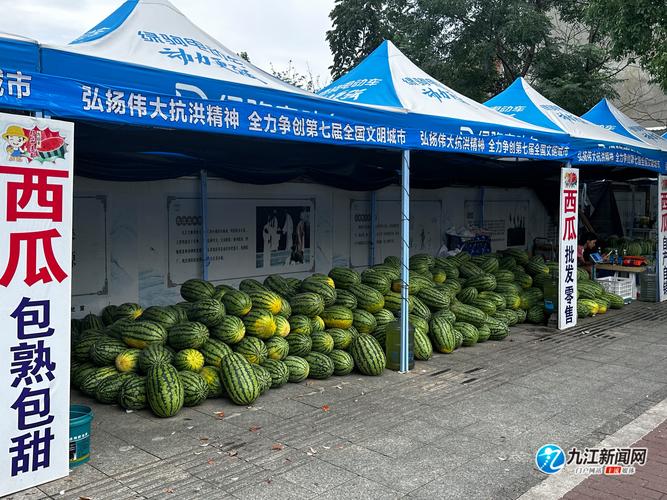街头小贩心形西瓜堆创意陈列实拍