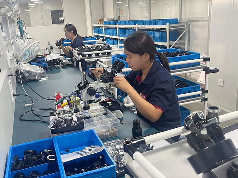 博士团队在工厂车间调试光学设备