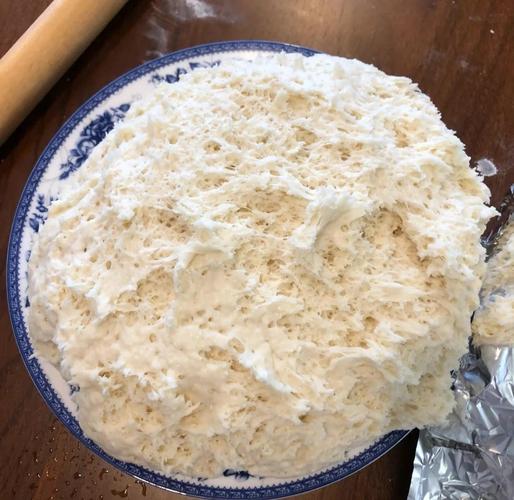 厨房发好的蜂窝状面团特写
