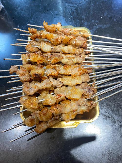 肥瘦相间的羊肉块准备烤串