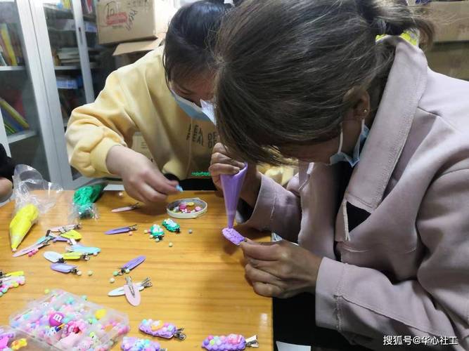老母亲深夜做幼儿园手工现场