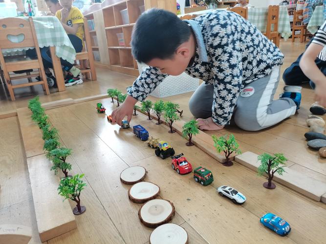 孩子专注重复排列玩具小车的特写