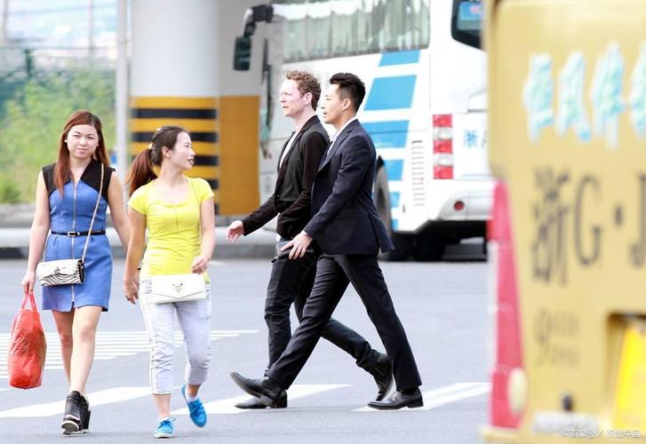 上班族办公室楼下散步日常活动图