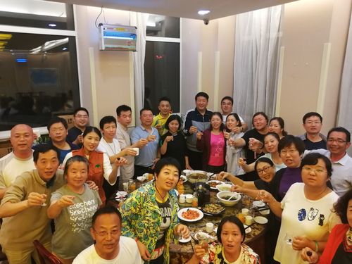工业从业者一家人中秋家族聚会大合影