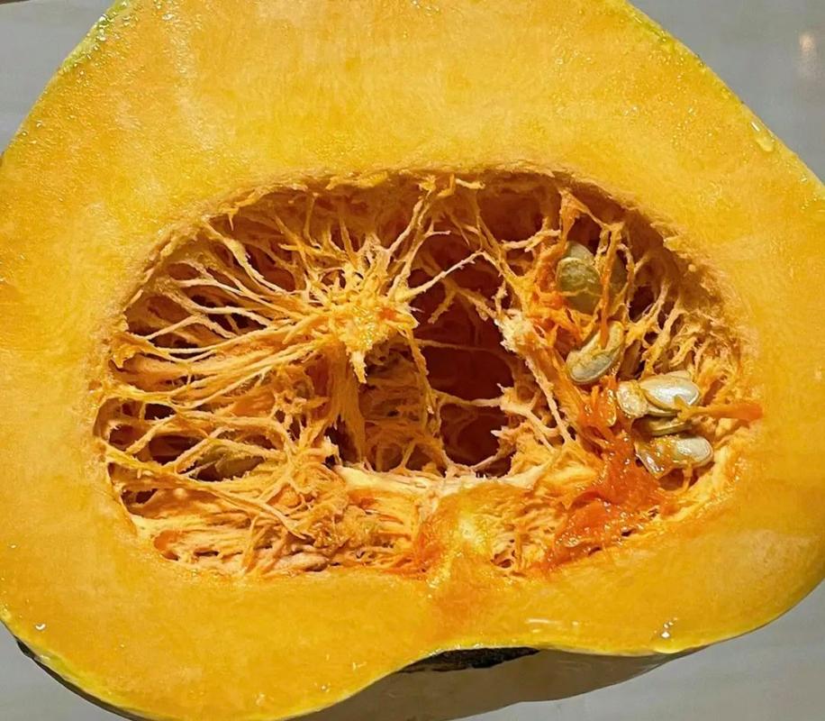 南瓜这种大块头，切开后先掏瓤