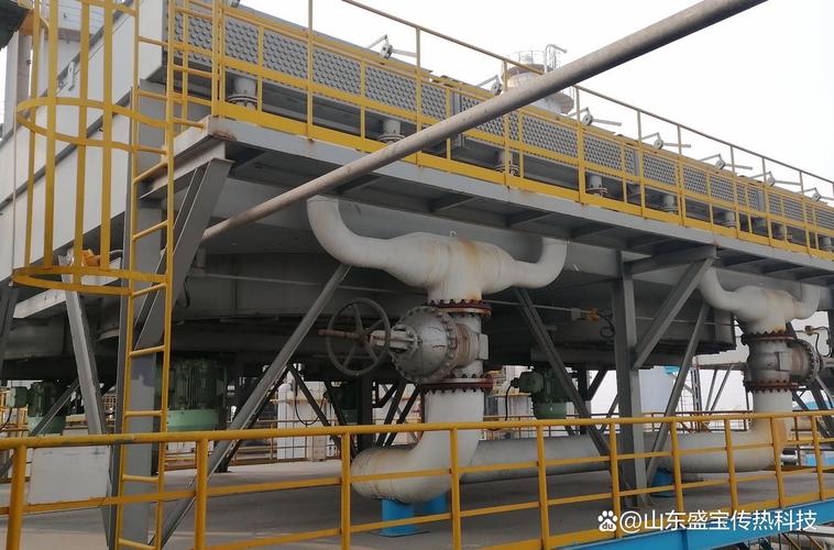 工业空冷器运行在化工厂的现场图