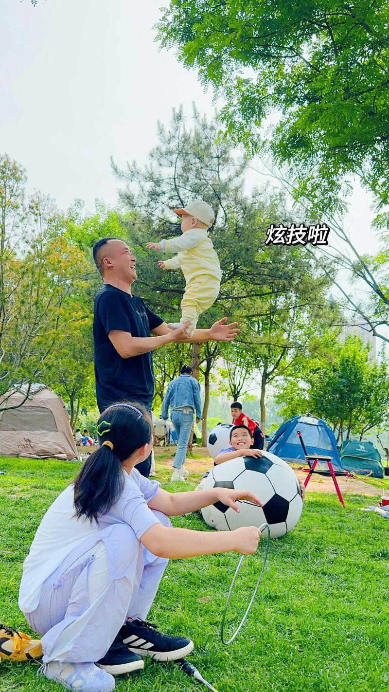 早产儿家庭亲子户外互动实拍