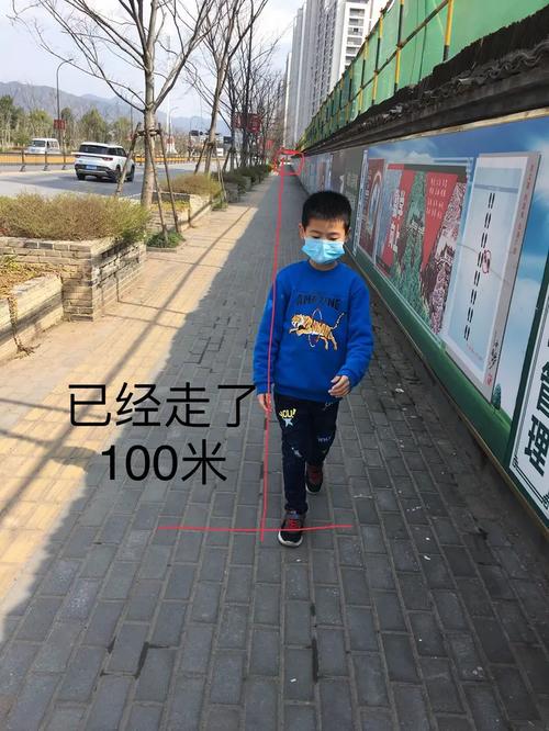 小学低年级孩子在走廊上测量步行距离的实景图