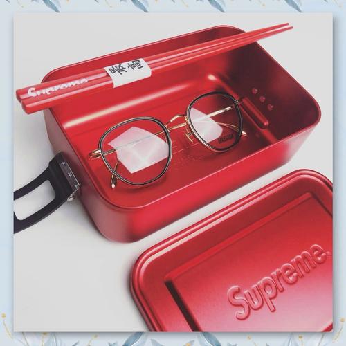 Supreme经典红色砖头配件