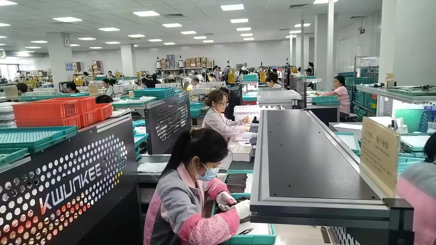 工厂车间里年轻工人看着手机里父母的照片发呆