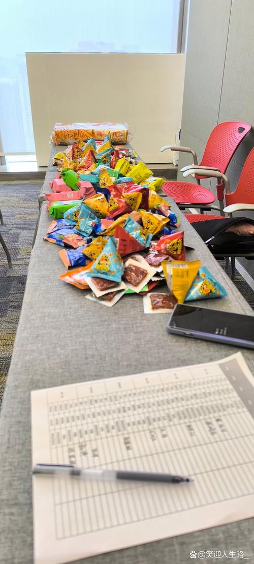 居家办公桌面杂乱堆满零食袋和写到一半的项目文档