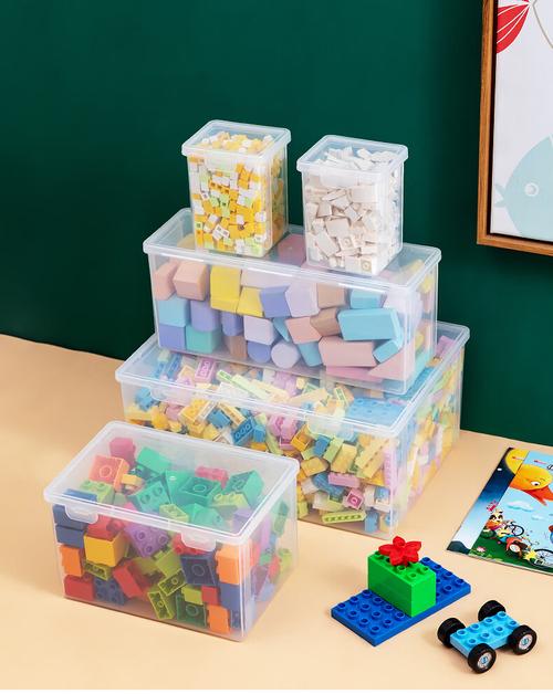 小孩积木塞满塑料收纳盒实景