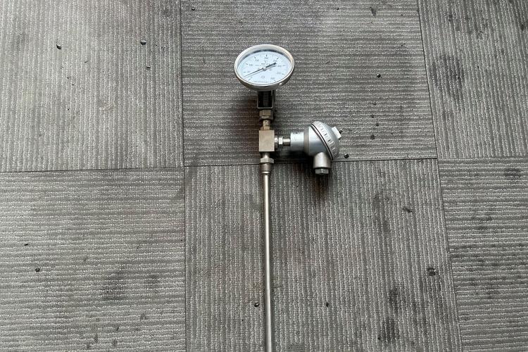 工业双金属温度计现场安装实拍