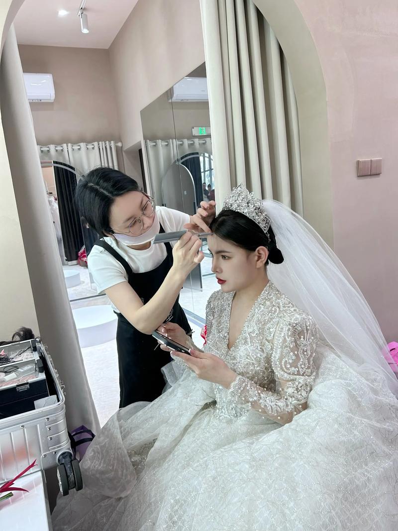 新娘和婚礼秘书在化妆间沟通场景