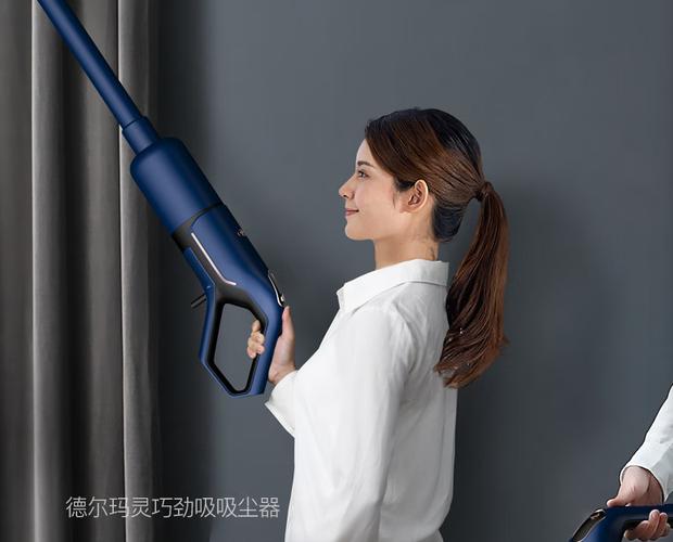 家用手持吸尘器清理编织蒲团灰尘