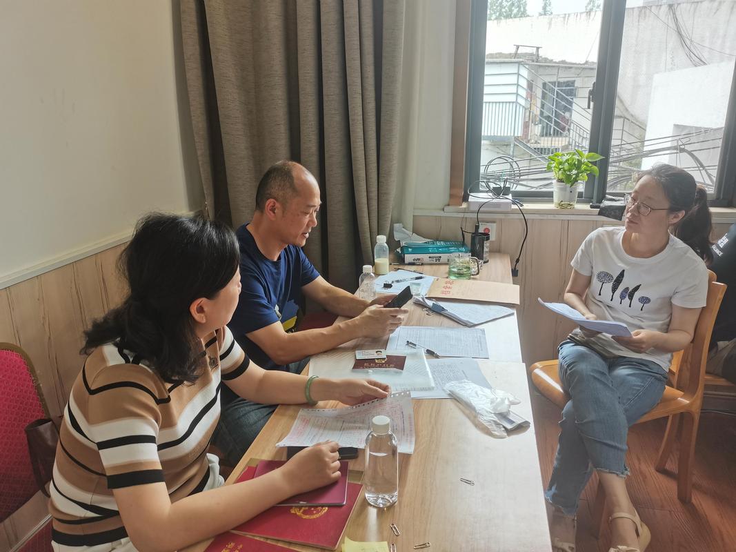 拆迁当事人和专业拆迁律师咨询沟通现场