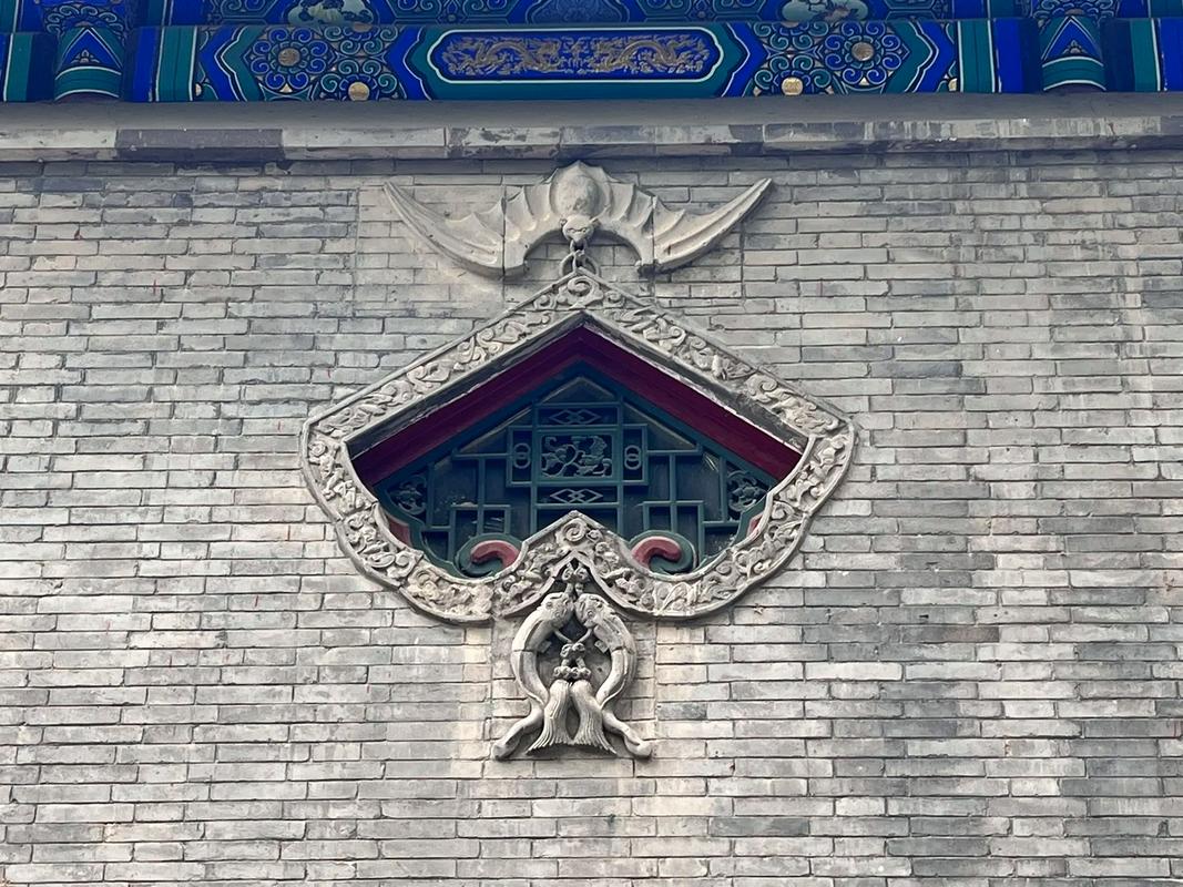 恭王府后罩楼长廊雕花窗棂光影