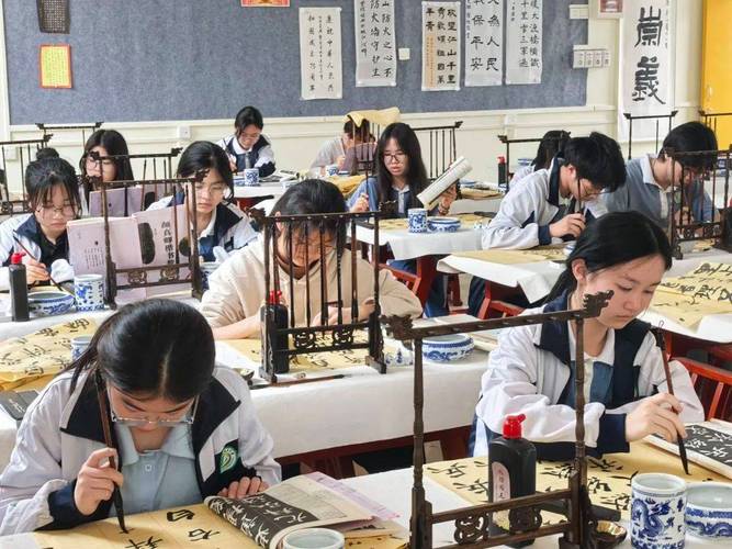 义务教育双减后学校社团活动场景