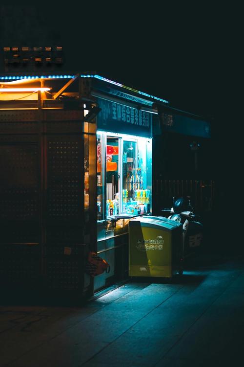 深夜便利店角落孤独少年