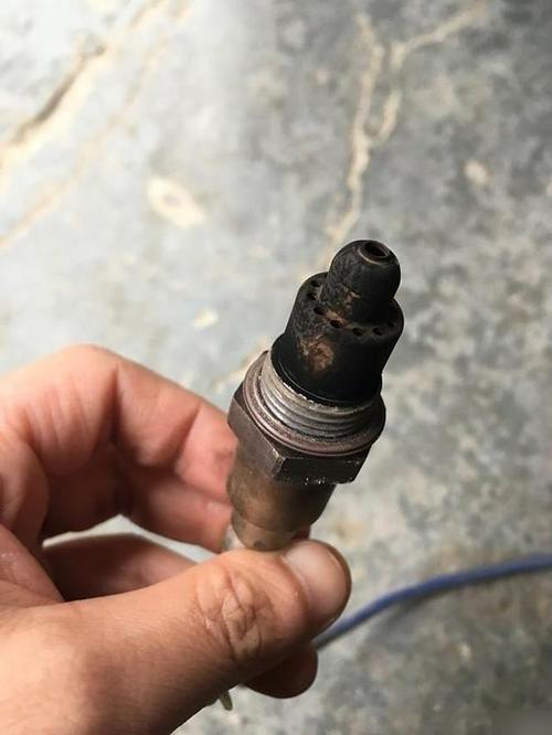 积碳堵塞氧传感器头部实拍