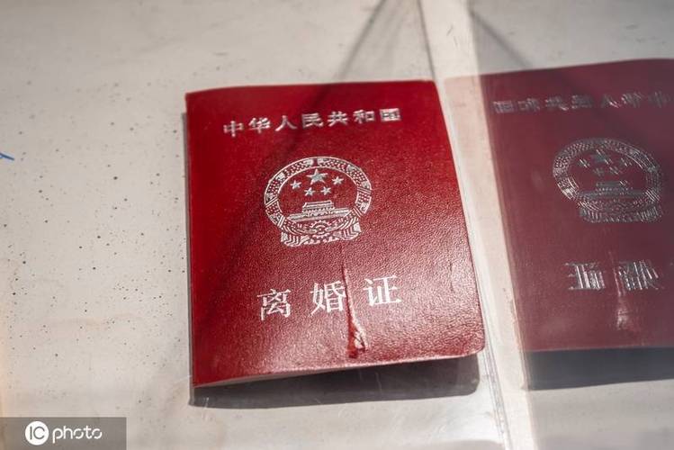 武汉离婚房产分割房产证署名类型争议示意图